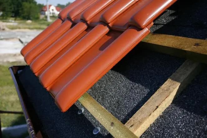 Jak wymienić dachówkę: uniknij najczęstszych błędów i problemów