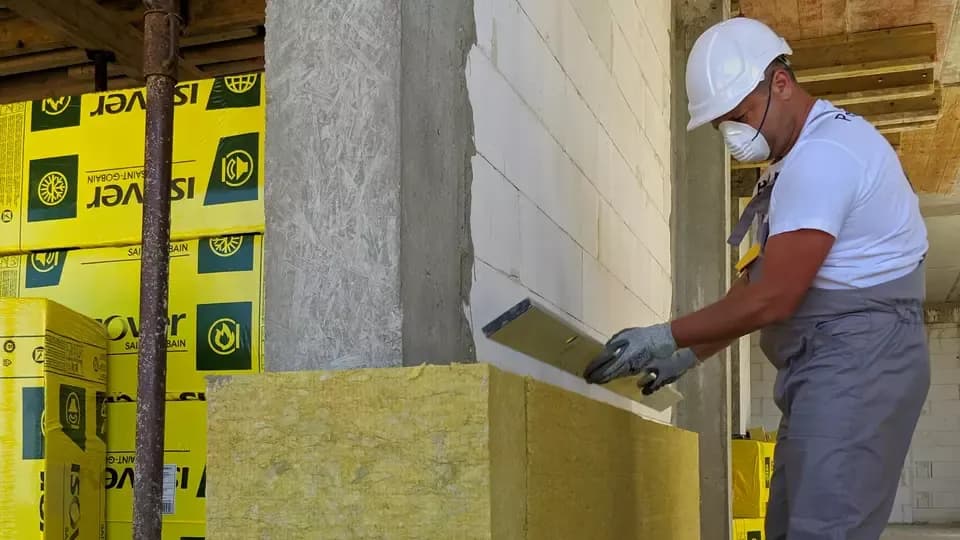 Ile wełny na strop? Odkryj idealną grubość dla skutecznej izolacji