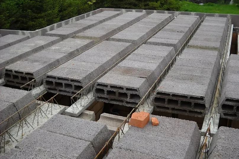 Strop teriva czy żelbetowy koszty – co wybrać, aby zaoszczędzić?