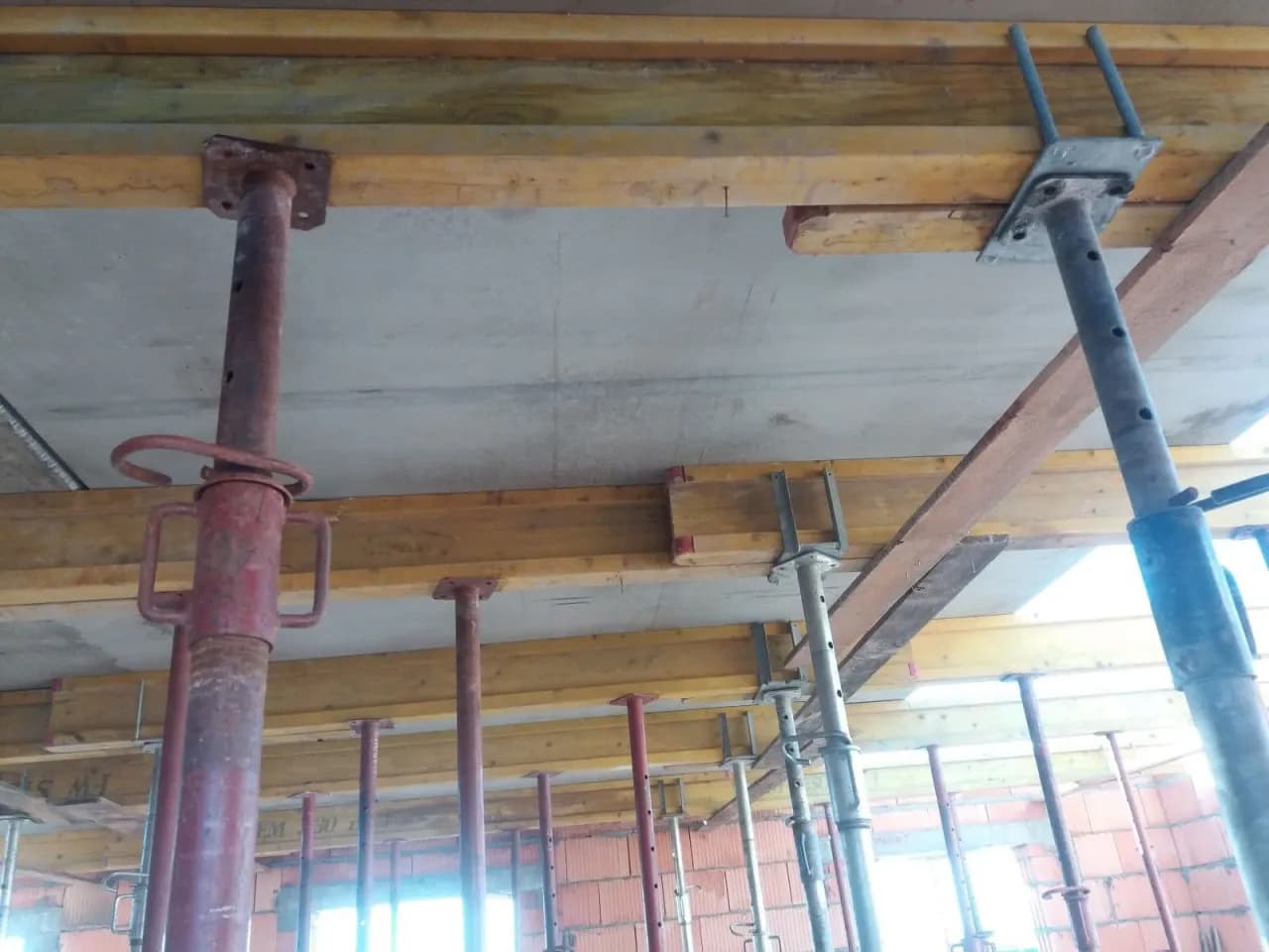 Jak wzmocnić strop betonowy i uniknąć kosztownych napraw