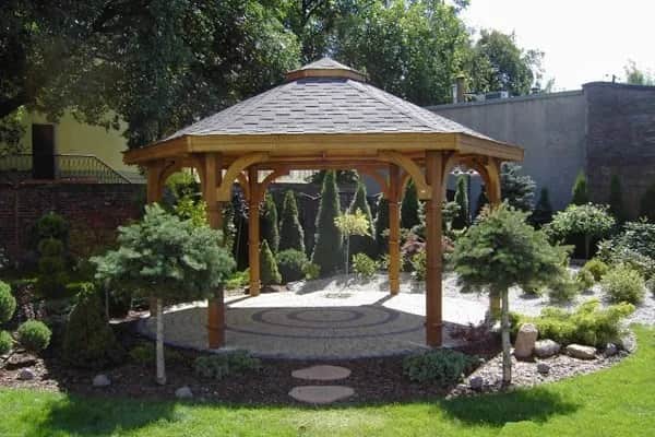 Tanie sposoby na pokrycie dachu altany - oszczędzaj na materiałach