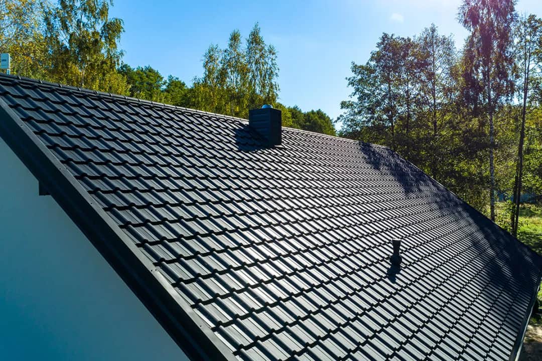 Blacha jak dachówka – porównanie trwałości i kosztów pokryć dachowych