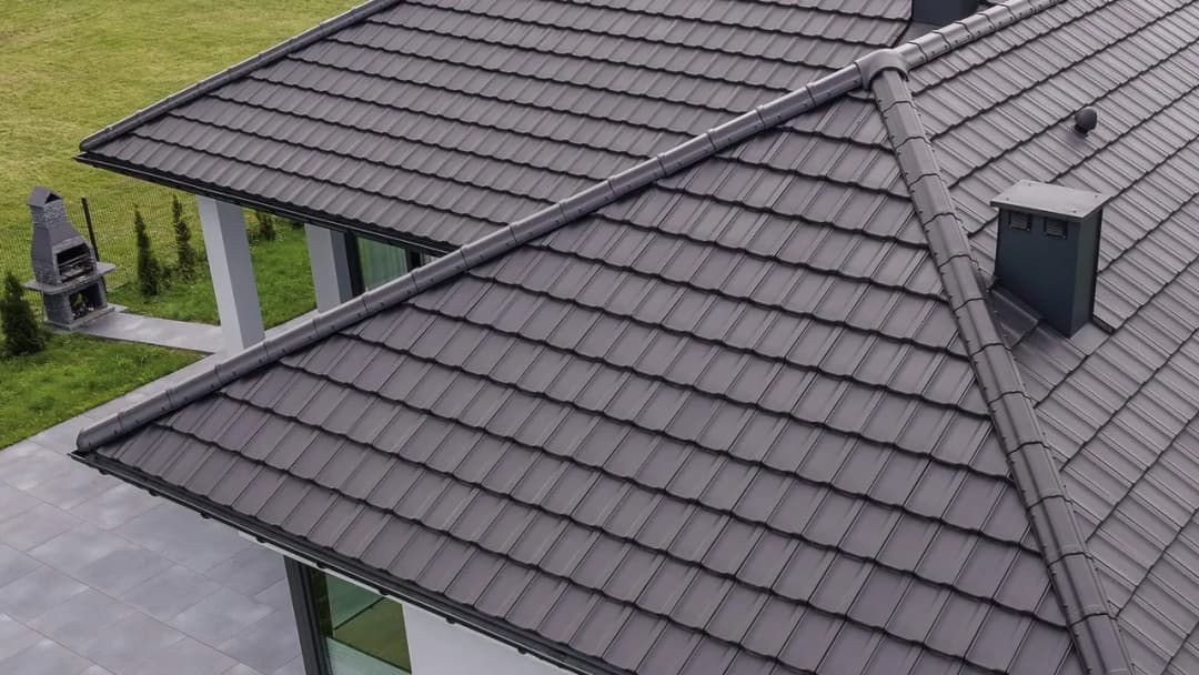 Ile kosztuje metr dachówki ceramicznej? Ceny, które mogą zaskoczyć