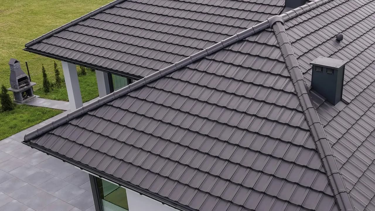 Ile kosztuje metr dachówki ceramicznej? Ceny, które mogą zaskoczyć