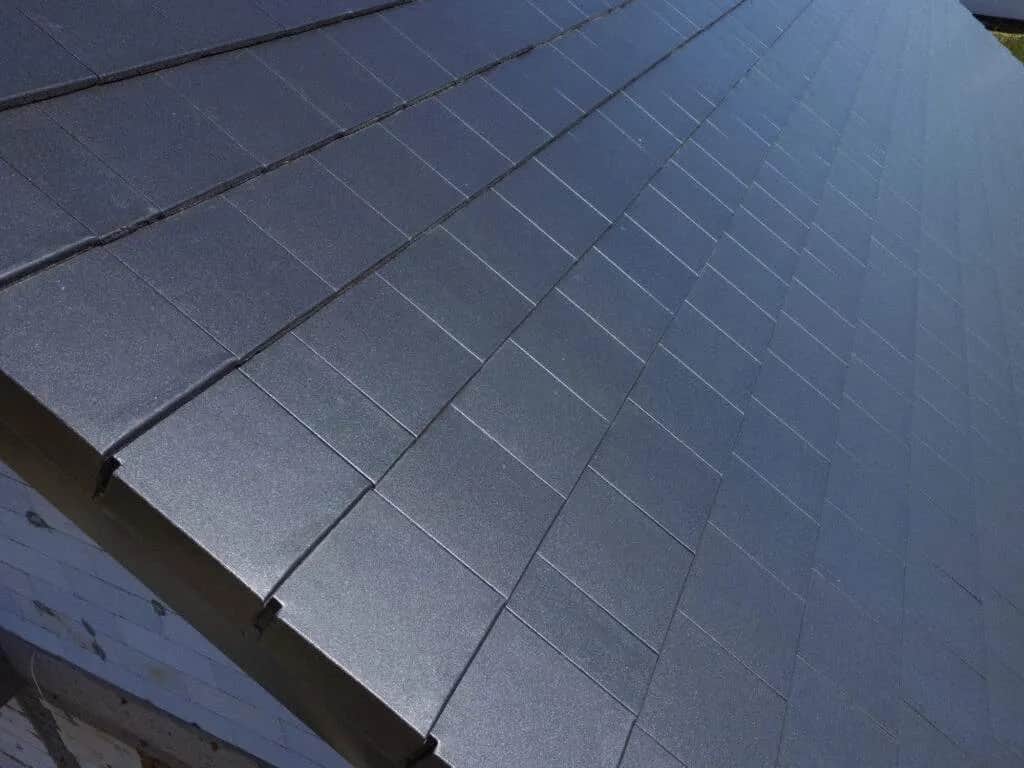 Dachówka płaska na mijankę czy prosto – która metoda jest lepsza?