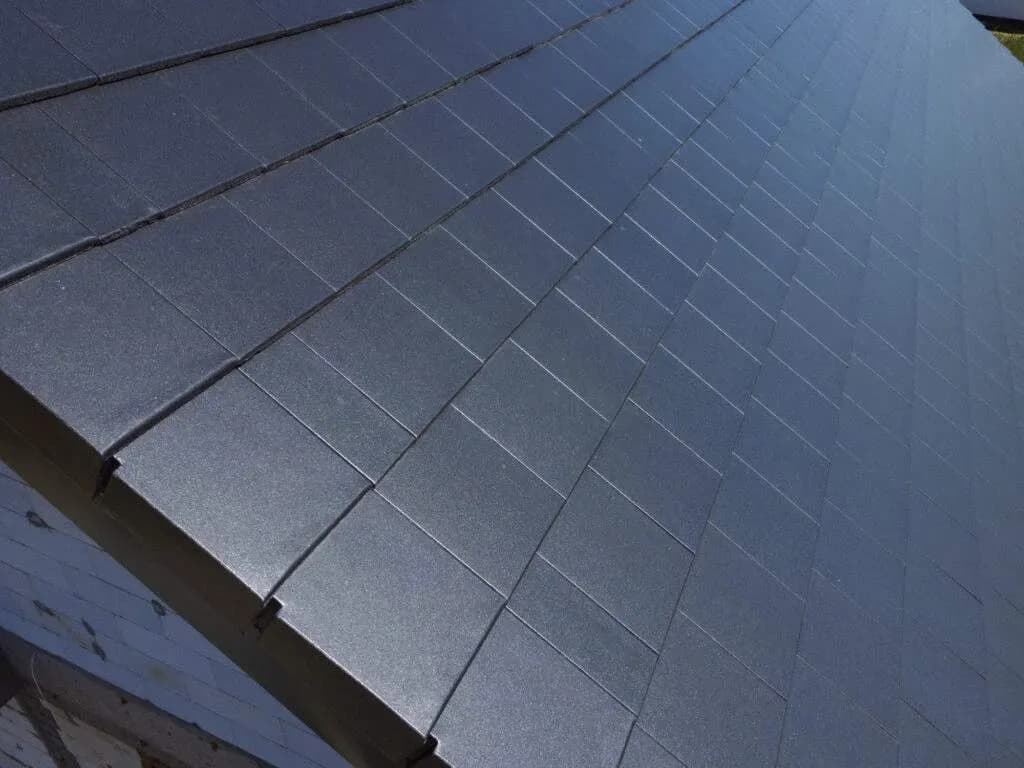 Dachówka płaska na mijankę czy prosto – która metoda jest lepsza?