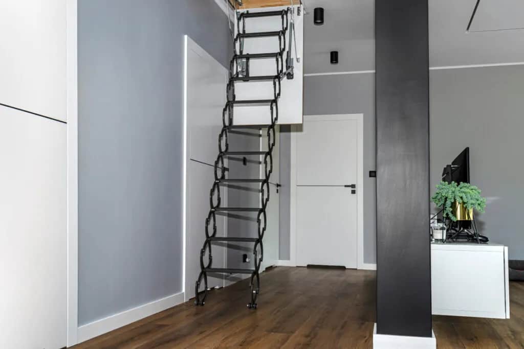 Jak zamaskować wejście na strych, by zyskać estetyczne wnętrze