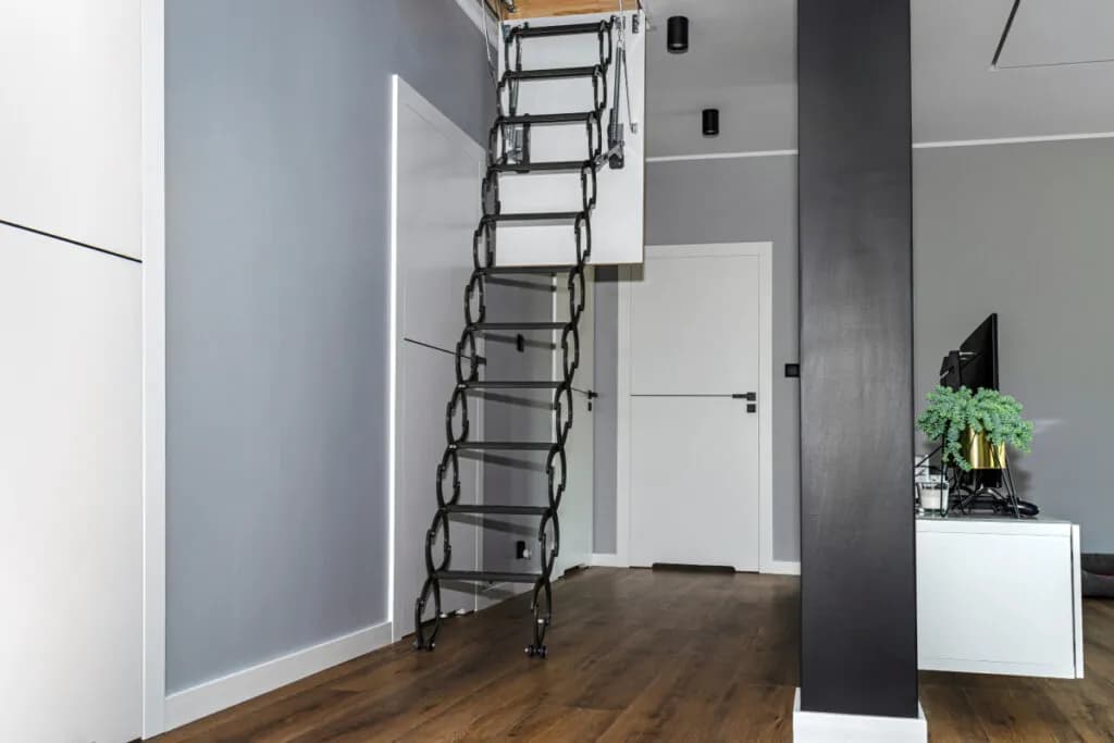 Jak zamaskować wejście na strych, by zyskać estetyczne wnętrze