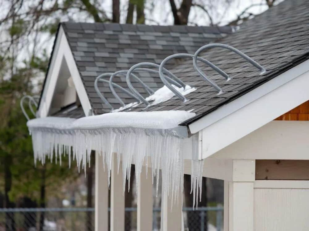 Ile śniegołapów na dach – uniknij błędów przy montażu i obliczeniach