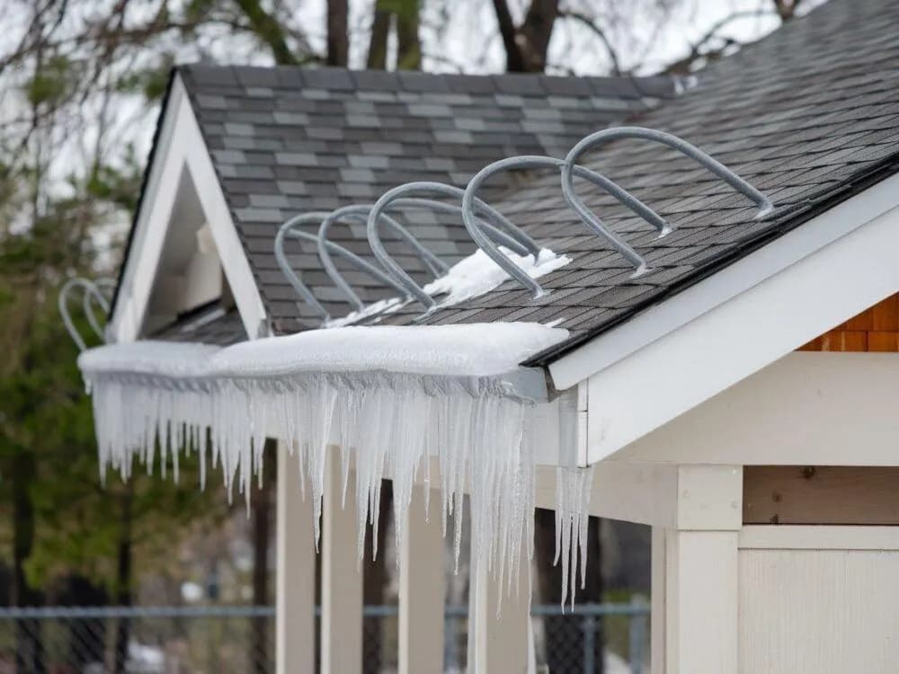 Ile śniegołapów na dach – uniknij błędów przy montażu i obliczeniach