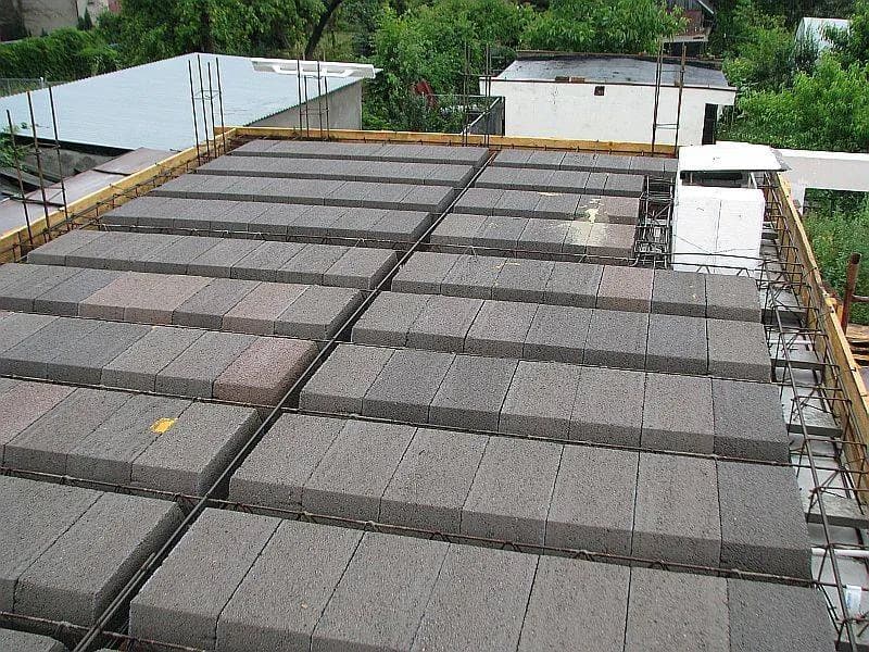 Ile schnie strop po zalaniu? Sprawdź, co wpływa na czas schnięcia