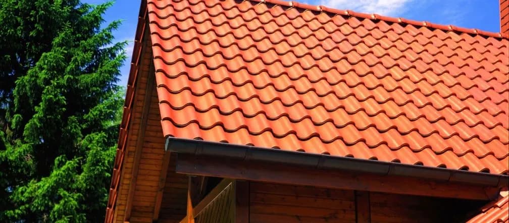 Jak układać dachówkę ceramiczną bez błędów i zyskując trwałość