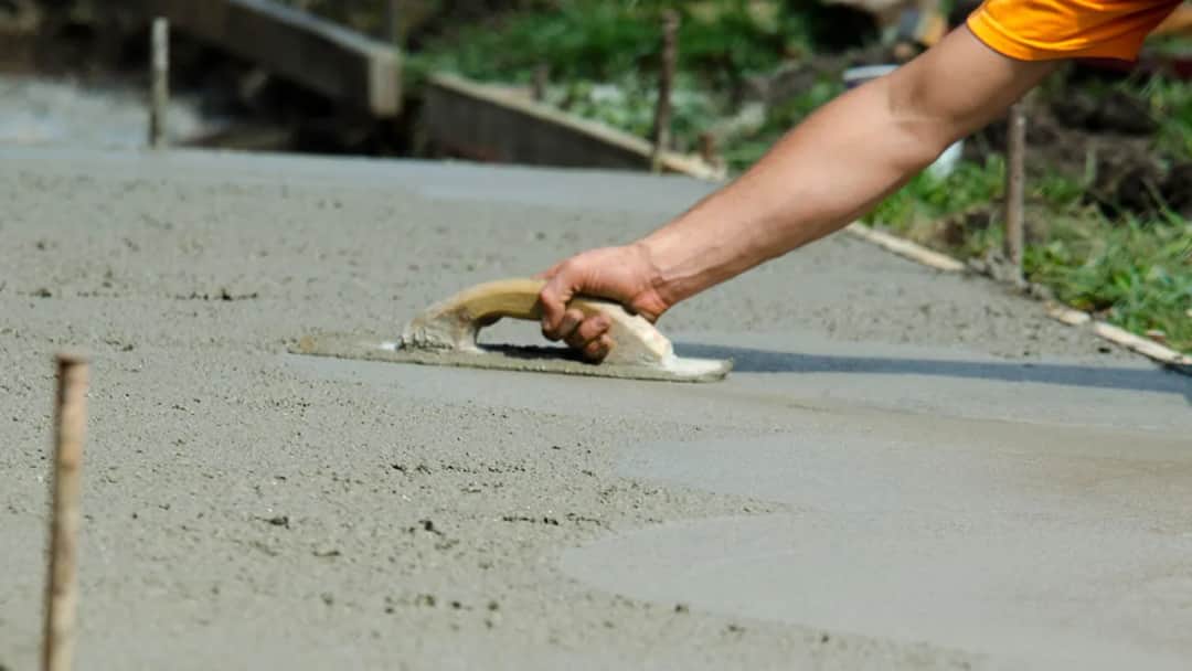 Ile wiąże beton B25 na stropie? Kluczowe informacje o czasie i warunkach