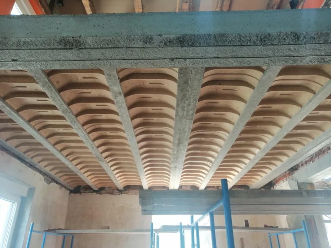 Jaki strop w domu parterowym: wybierz najlepsze materiały i oszczędzaj