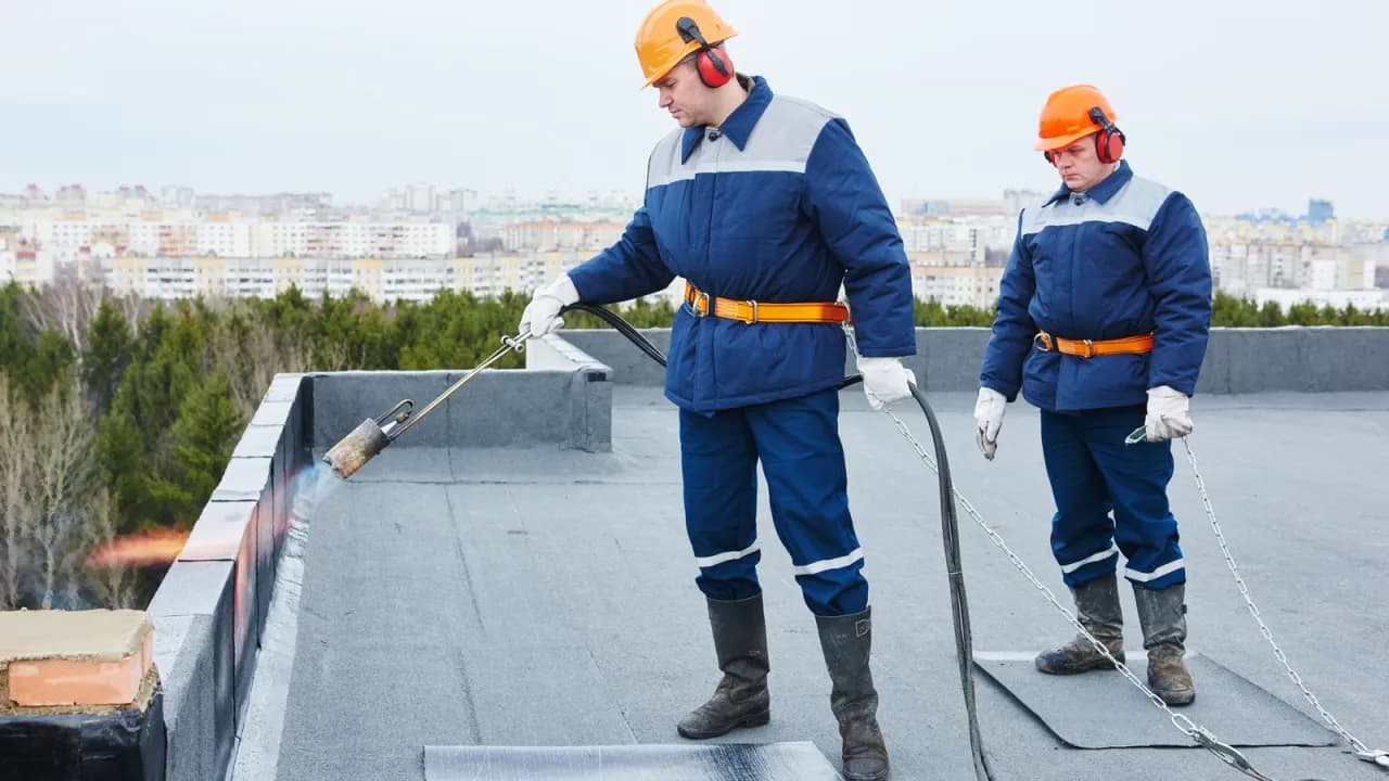 Ile kosztuje remont dachu? Sprawdź, co wpłynie na ceny naprawy