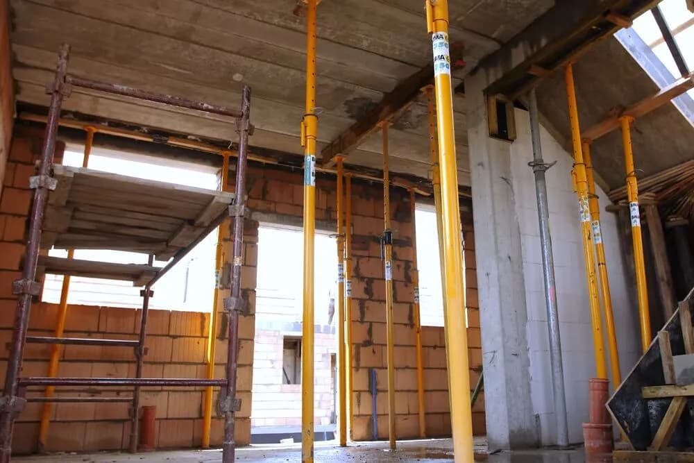 Kiedy rozszalować strop? Uniknij najczęstszych błędów w budowie